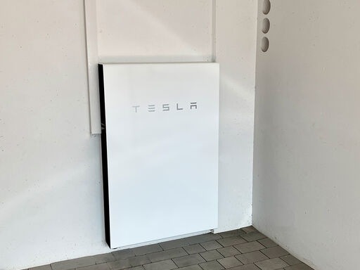 Tesla Speicher in Garage